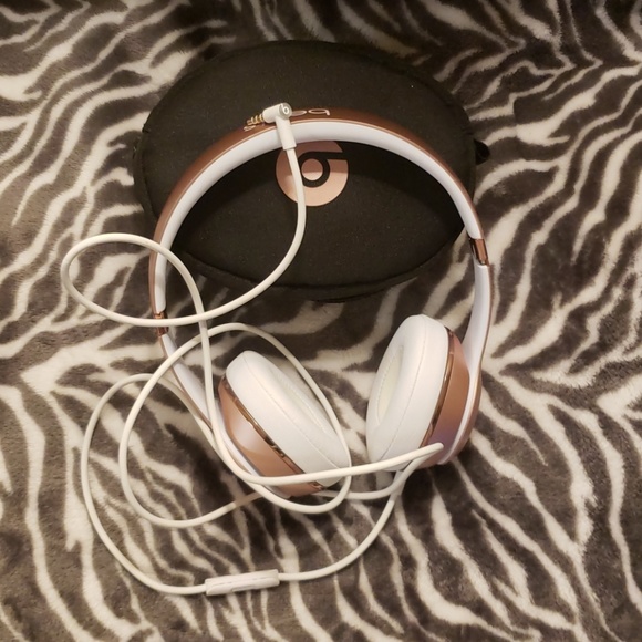 Gently use Rose Gold beats solo 3 - Picture 7 of 8